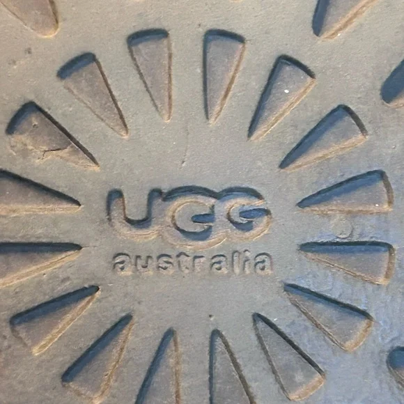 UGG AUSTRALIA Premium 3-Button Boot in Chestnut Size 9 - Picture 13 of 16